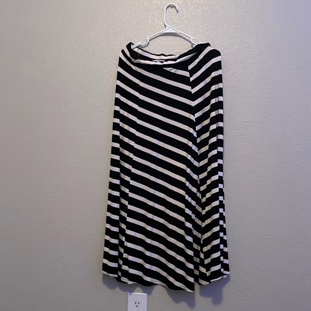 Midi or skrit black and white